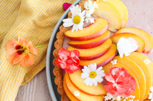 Flores comestibles en tarta de frutas