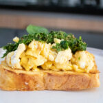 Toast de huevos revueltos con pesto de kale