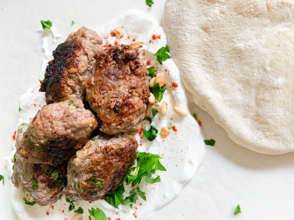 Kebabs con jocoque – Receta fácil – Tikitchen